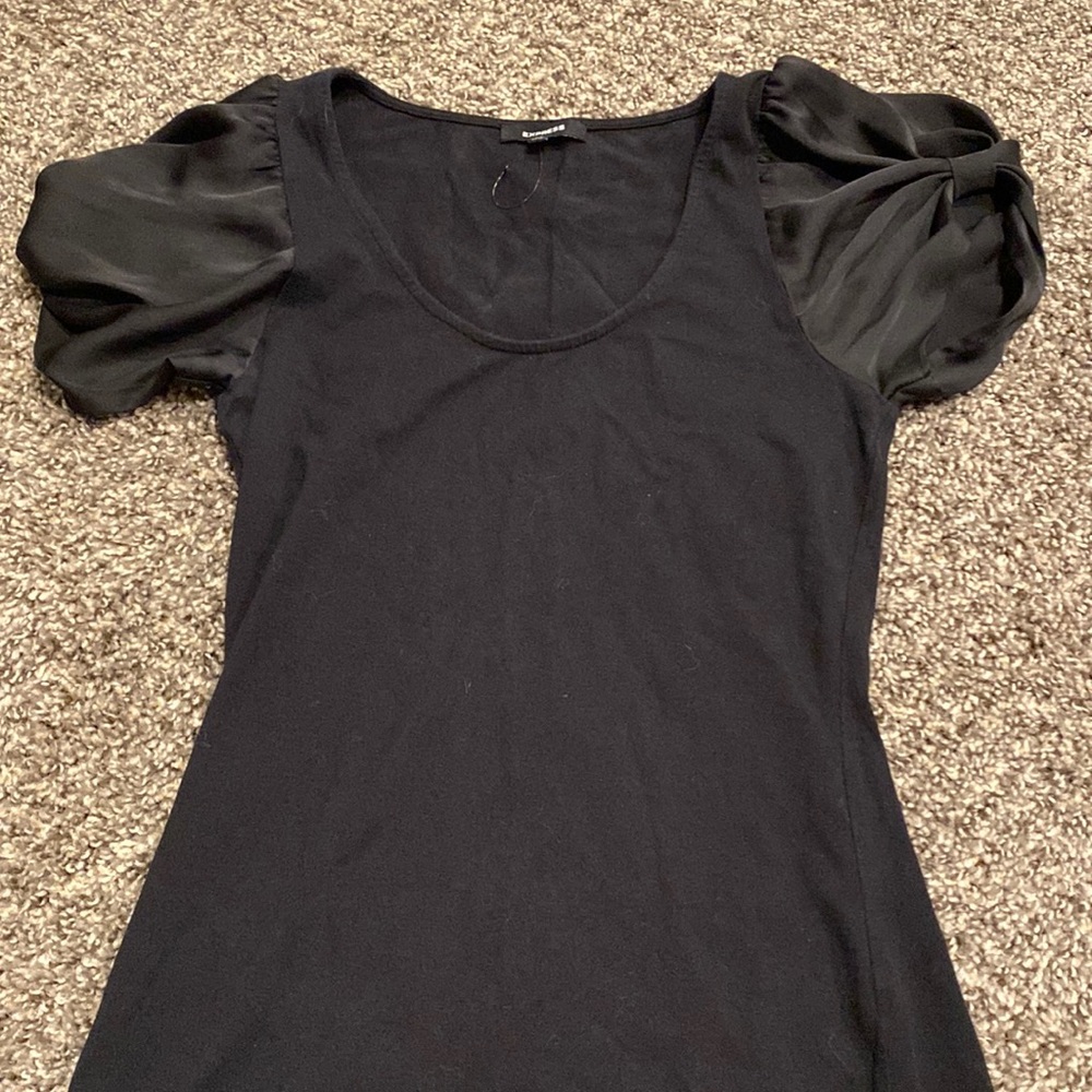 Fitted tee w/satin open flutter sleeve